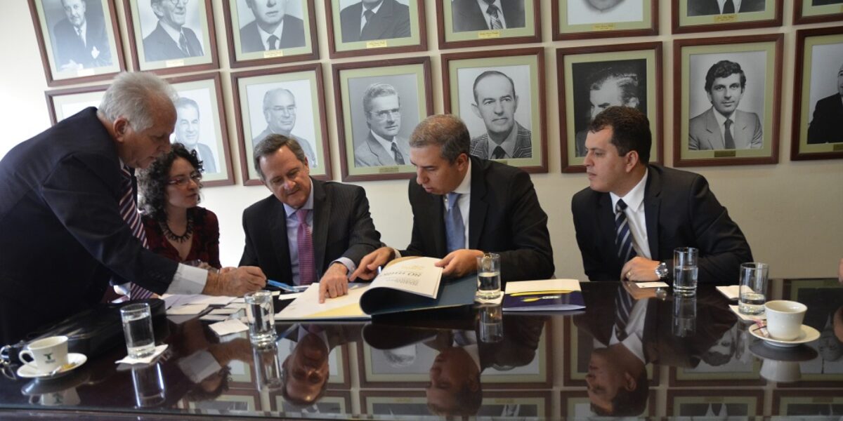 Missão na Colômbia discute parcerias na Federação Nacional dos Comerciantes