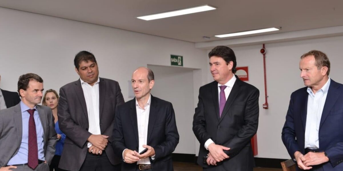 Wilder Morais visita fábrica de grupo belga em Senador Canedo