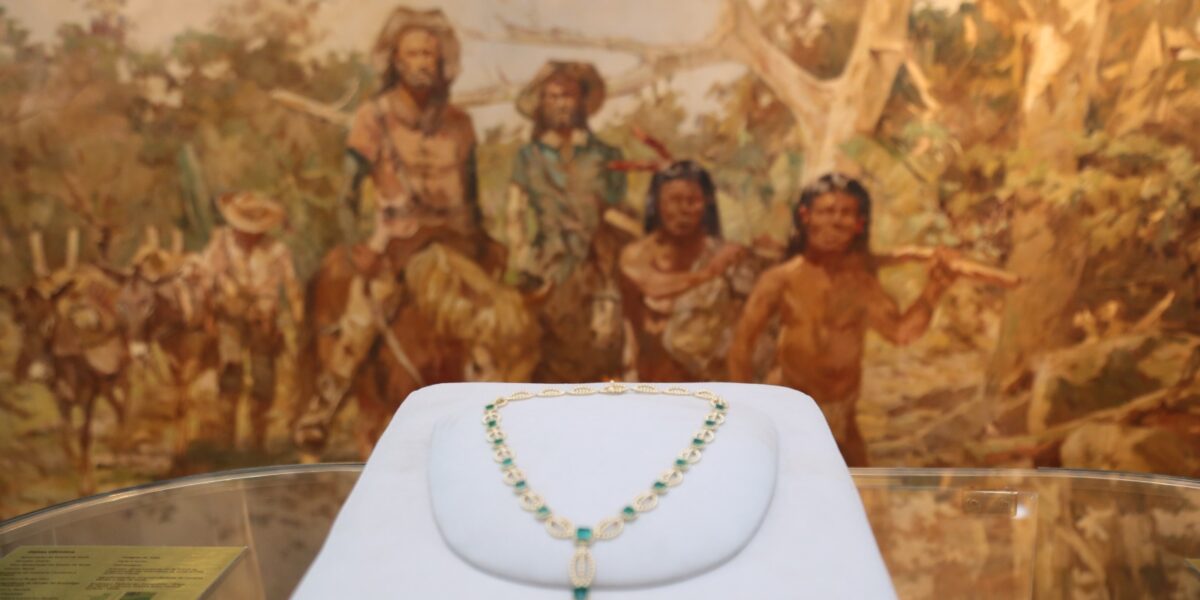 Riquezas Goianas: designer Carla Amorim cria joia com esmeraldas e ouro goianos