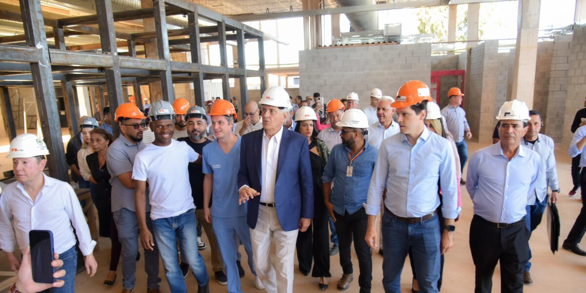 Caiado vistoria obras do Mercadão de Águas Lindas de Goiás