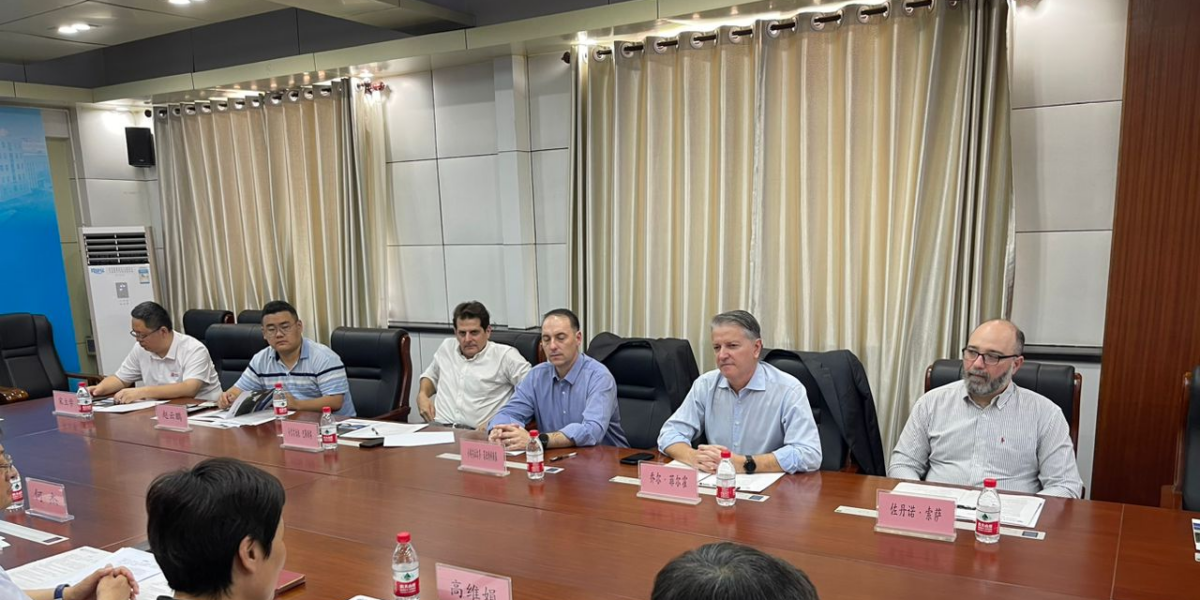Governo de Goiás estuda parceria com universidade chinesa para produção de medicamentos