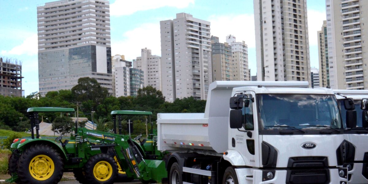 Governo entrega caminhões e máquinas às prefeituras