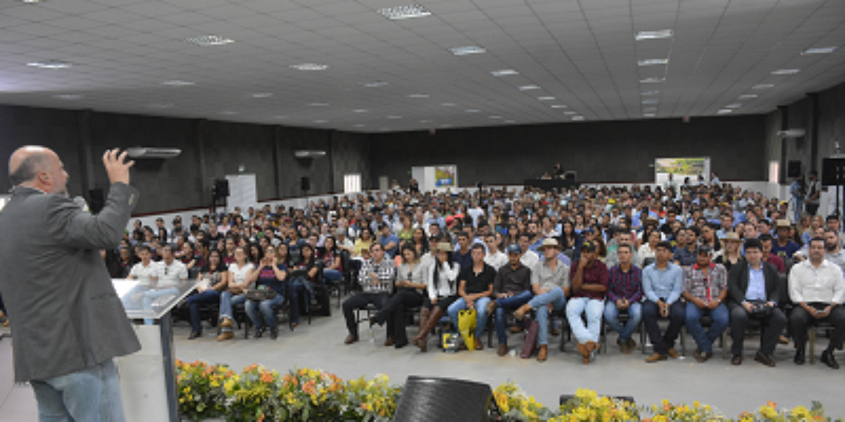 Secretário de Desenvolvimento prestigia palestra do filósofo Clóvis de Barros