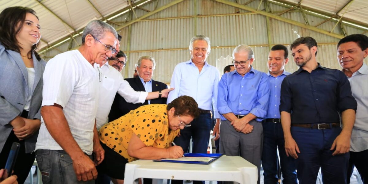 Governo de Goiás entrega escrituras e anuncia recursos para regularização