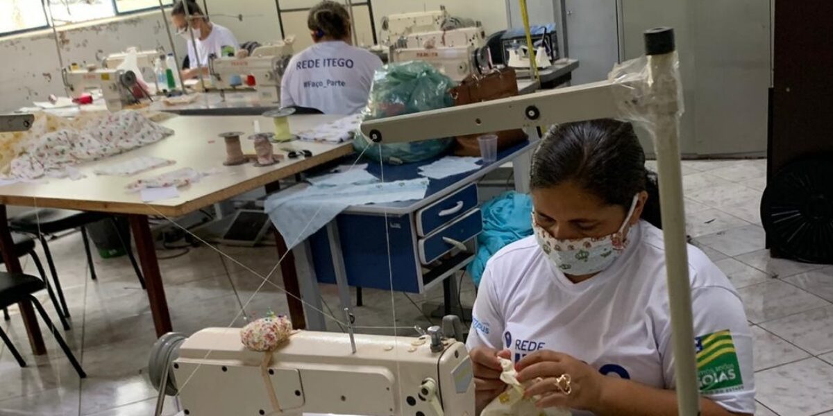 Alunas do curso de Corte e Costura da Rede Itego confeccionam máscaras para doação durante pandemia da Covid-19