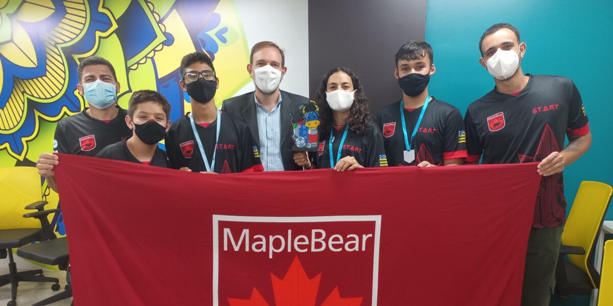 Equipe de robótica da escola Maple Bear visita a Sedi
