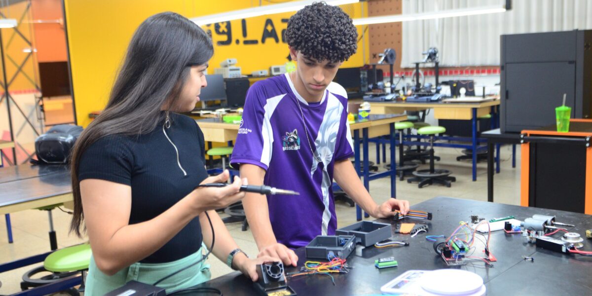 Alunos da Escola do Futuro de Goiás constroem robô para disputar copa do mundo de robótica
