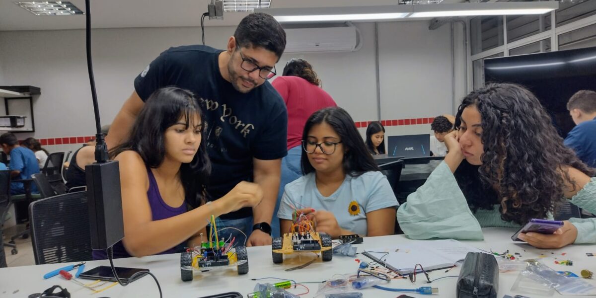 Governo de Goiás abre inscrições para cursos gratuitos de robótica em 21 cidades