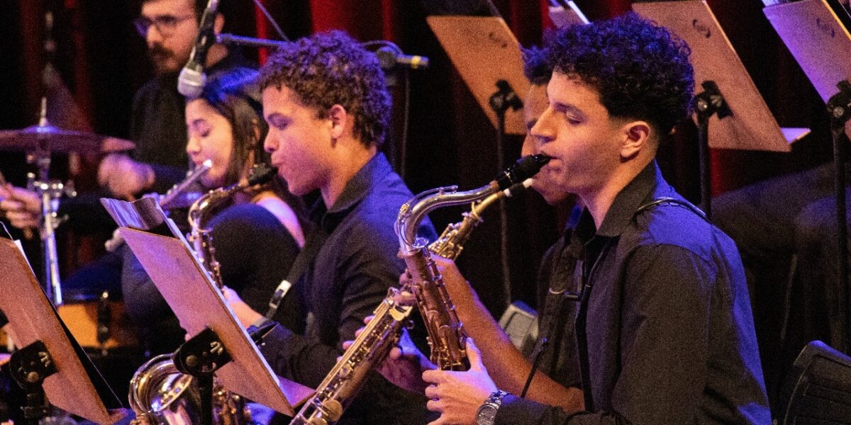 Espetáculo gratuito apresenta clássicos do choro e do jazz no Teatro Escola Basileu França