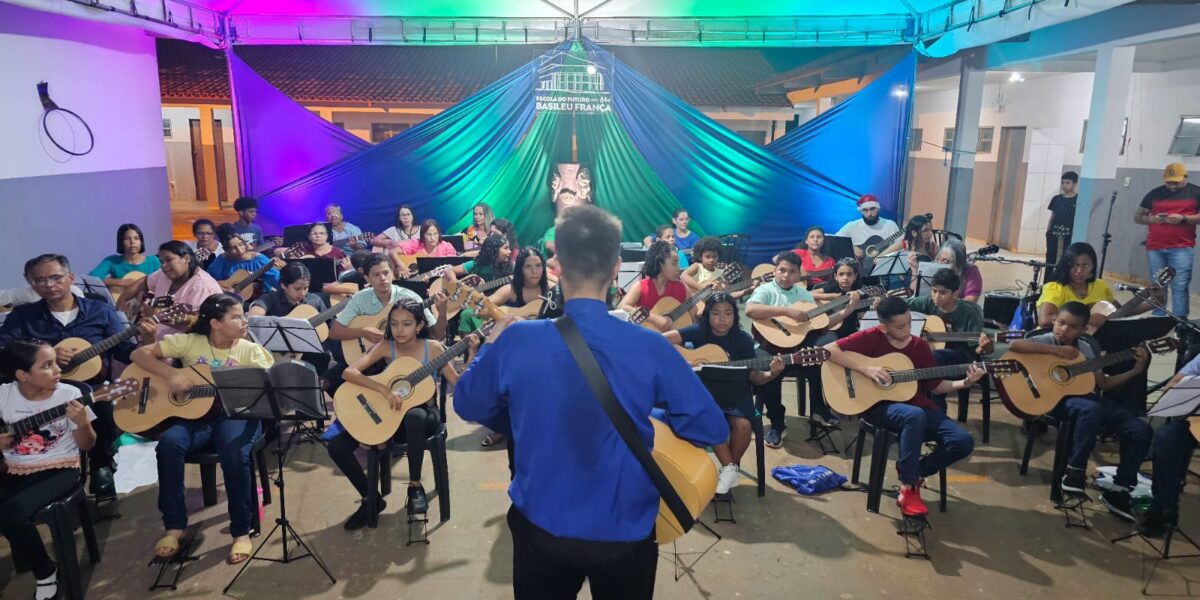 Governo de Goiás oferece 434 vagas gratuitas para cursos de Teatro e Violão em sete municípios