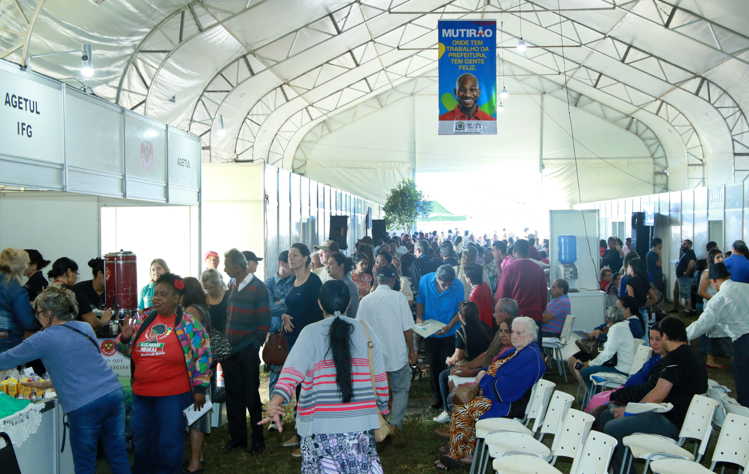 População procura atendimento na tenda central do mutirão.