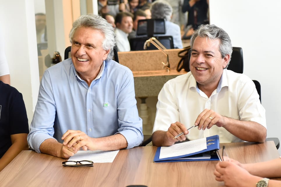 Secretário e governador sorrindo.