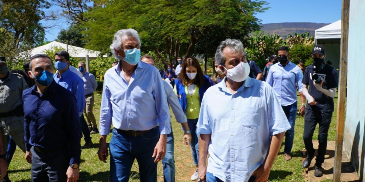 Governador Ronaldo Caiado e secretário Ernesto Roller visitam obras em Formosa