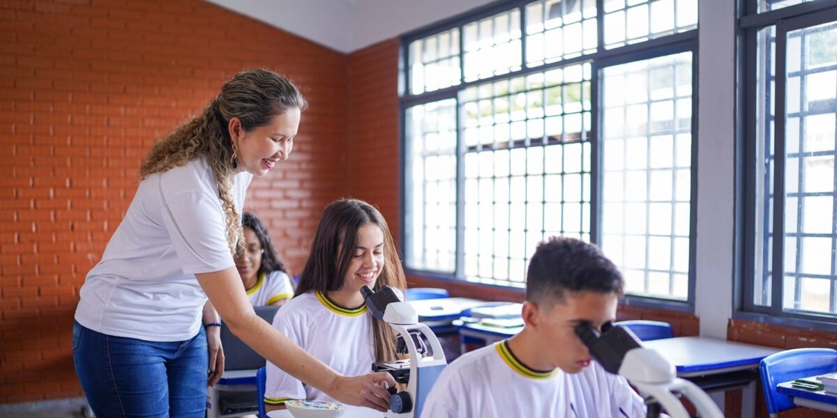 Governo de Goiás publica resultado final de concurso público que ofertou 5.050 vagas para professores nível III, nomeações devem começar em abril