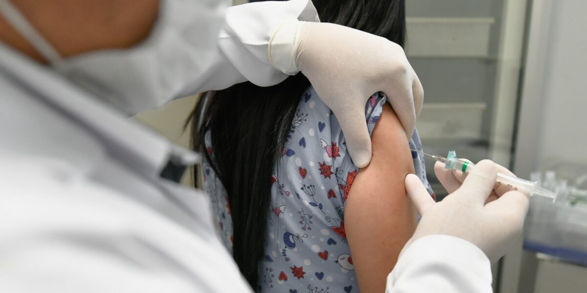 Volta às aulas: vacinação em dia previne doenças. Covid-19 e poliomielite apresentam baixa cobertura em Goiás.