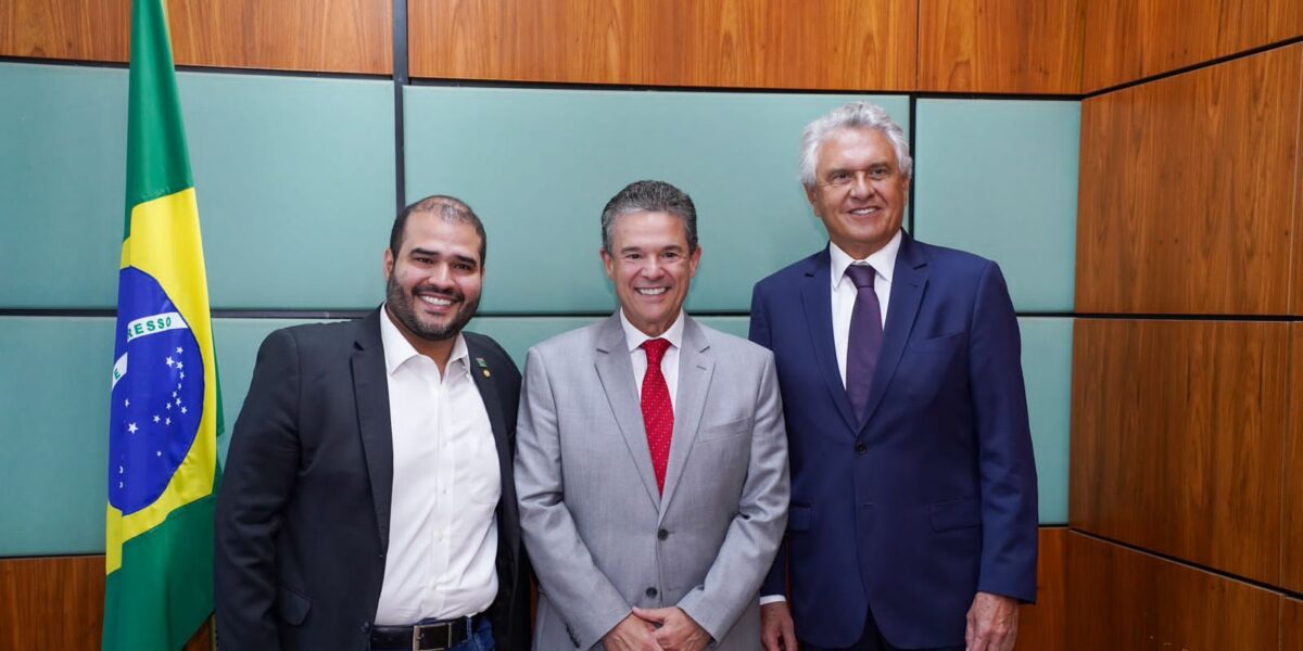Secretário Lucas Vergílio e governador Ronaldo Caiado vão à Brasília em busca de apoio da União
