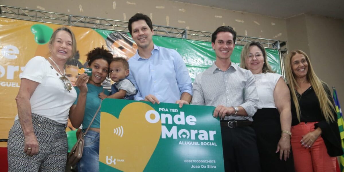 Governo de Goiás entrega cartões do Aluguel Social a famílias de Caldas Novas
