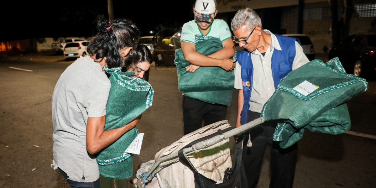 Goiás Social e OVG iniciam doação de cobertores diretamente à população, em Goiânia