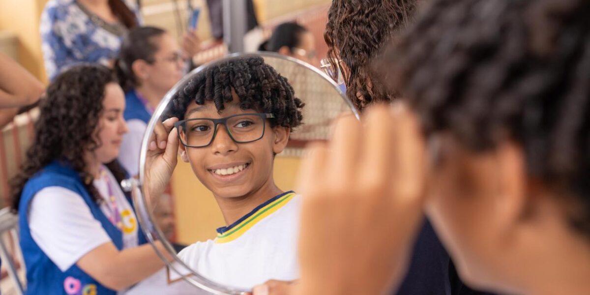 Em ação inédita, Governo de Goiás entrega óculos a estudantes da rede estadual