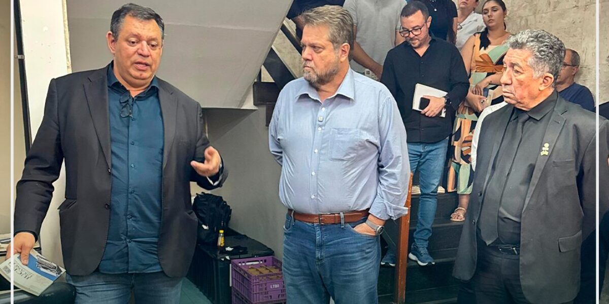 Servidores da Juceg recebem livro que conta história da autarquia