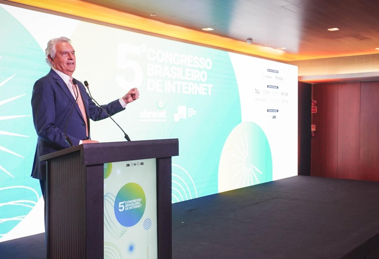 Caiado defende regulação equilibrada de IA e destaca protagonismo de Goiás