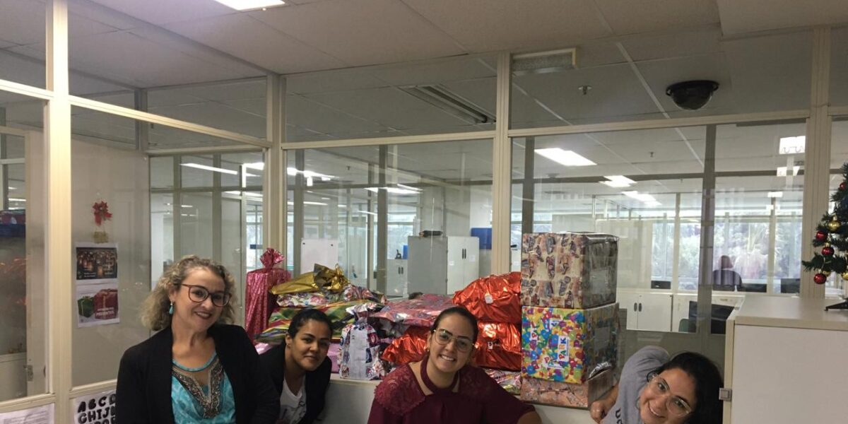 Servidores da Semad adotam cartinhas de campanha de Natal dos Correios