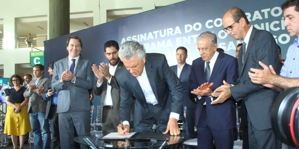 Secretária Andréa Vulcanis participa de assinatura de contrato entre Saneago e prefeitura de Goiânia