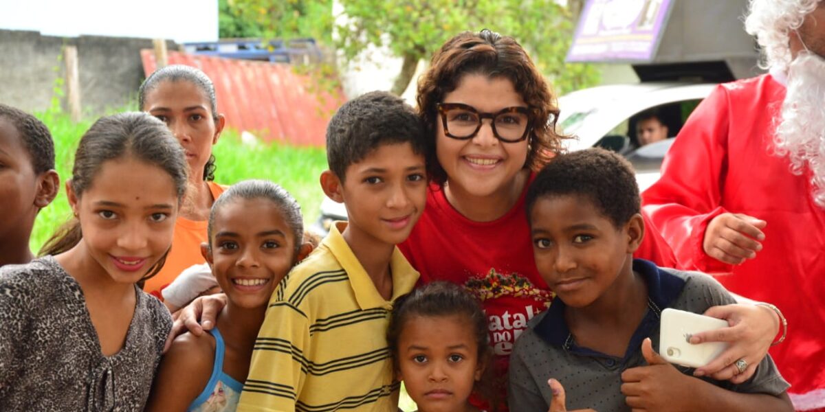 Secretária Andréa Vulcanis faz entrega de brinquedos do programa Natal do Bem no Nordeste goiano