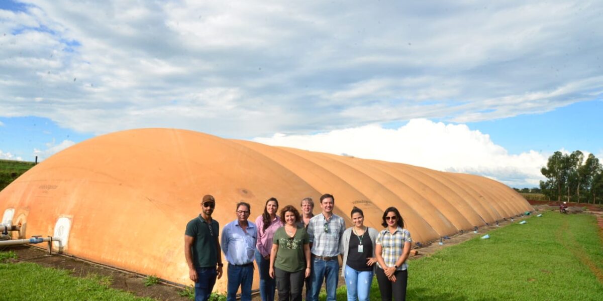 Equipe do Governo de Goiás visita unidade produtora de leite referência em sustentabilidade