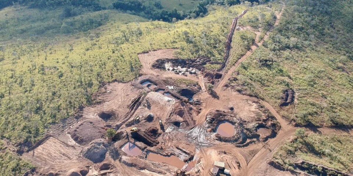Governo de Goiás fecha mineração sem licenciamento e apreende maquinário em Cavalcante