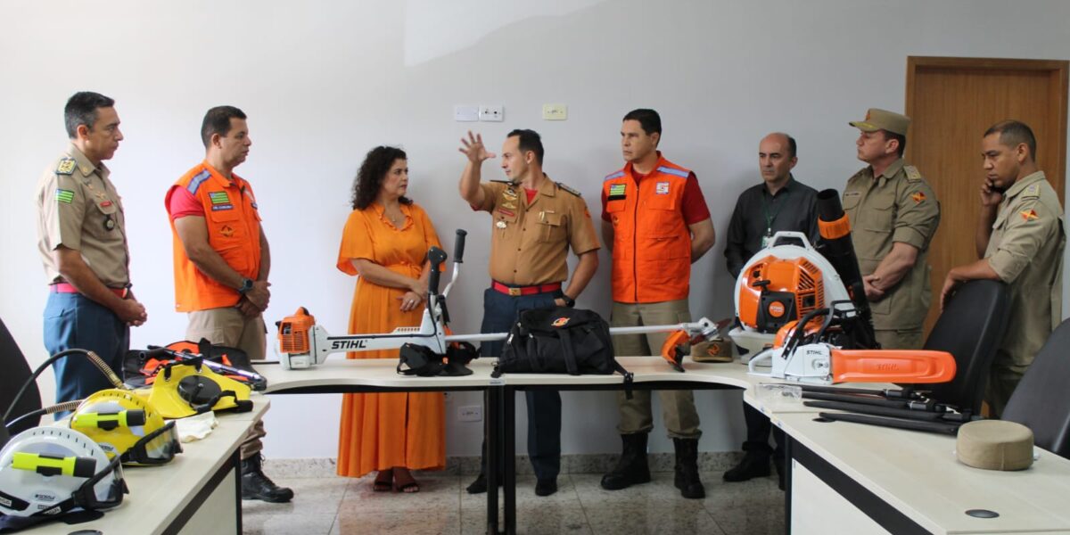 Bombeiros doam à Secretaria de Meio Ambiente equipamentos para combate a incêndios florestais