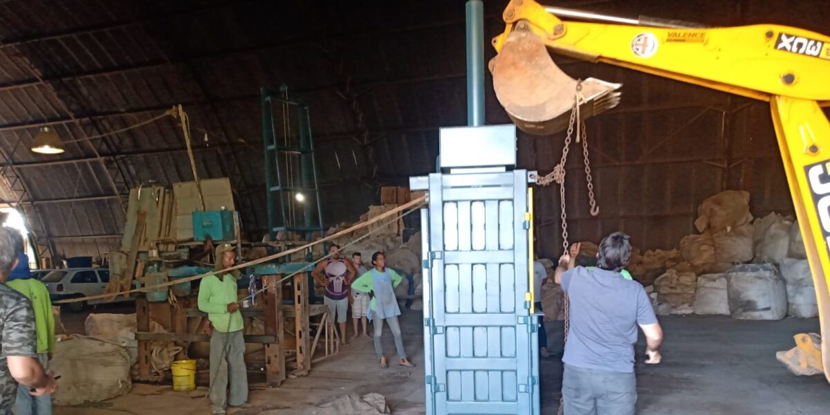 Governo de Goiás doa prensa, elevador de carga e equipamentos de proteção para cooperativa de reciclagem de Alto Paraíso