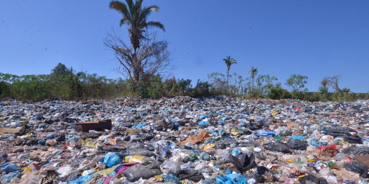 Semana da Água: descarte incorreto de lixo no solo contamina lençol freático, alerta especialista
