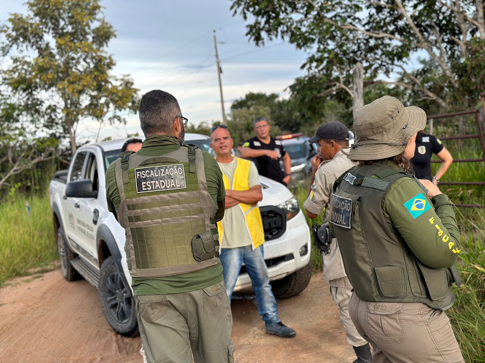 Semad, MP, Polícia Civil e órgãos de fiscalização durante operação em Cavalcante (Foto: Semad)