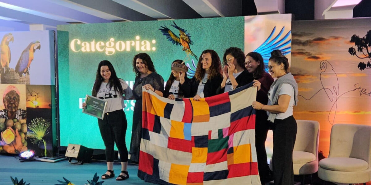 Iniciativa premiada pelo Goiás Sustentável em 2024 transforma retalhos em cobertores para pessoas em situação de rua