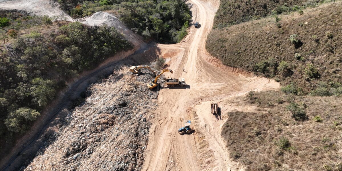 Lixão de Padre Bernardo: começa retirada do lixo que desmoronou