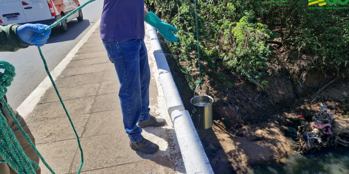 Semad apura espuma em trecho do Rio Meia Ponte