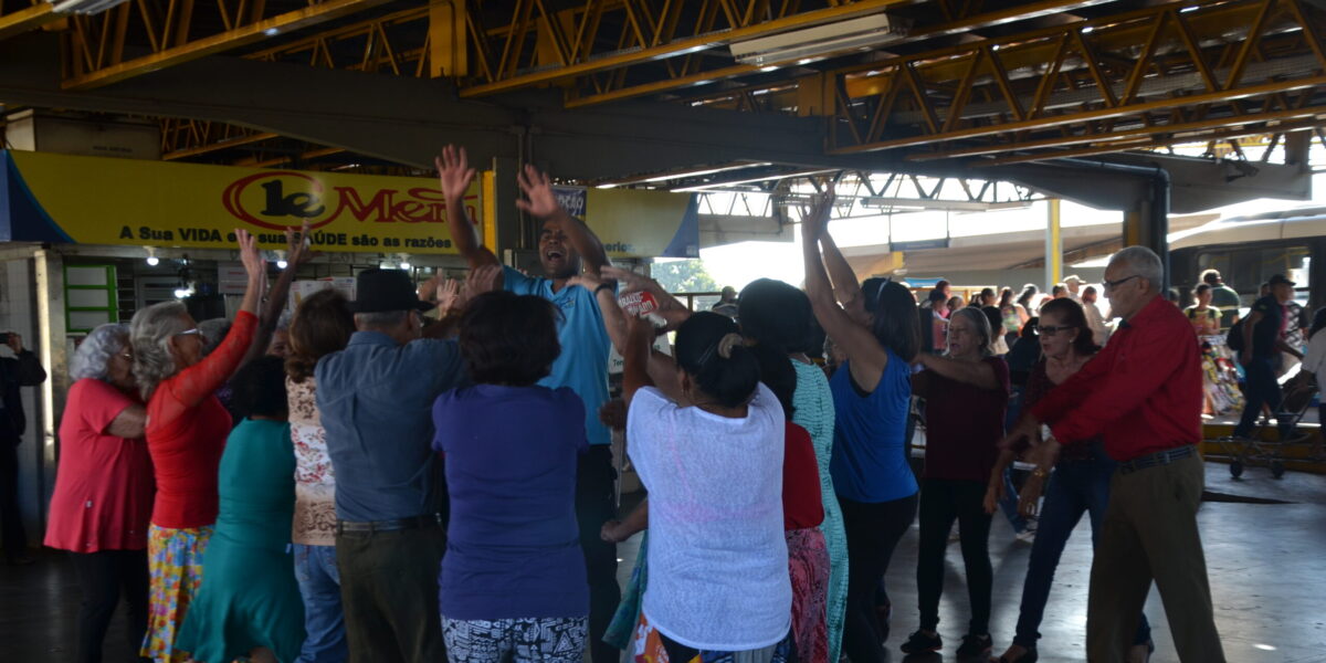 Aulão de dança aberta ao público anima clientes no Terminal Padre Pelágio