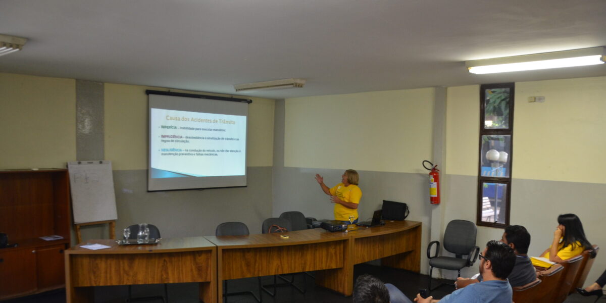 Colaboradores da Metrobus participam de palestra sobre conscientização em direção defensiva, no Maio Amarelo