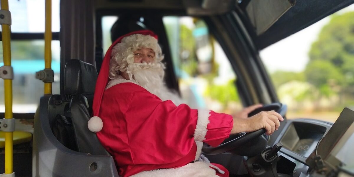 “Papai Noel do Eixão” entrega 30 kgs de doces e balinhas para passageiros do Eixo Anhanguera