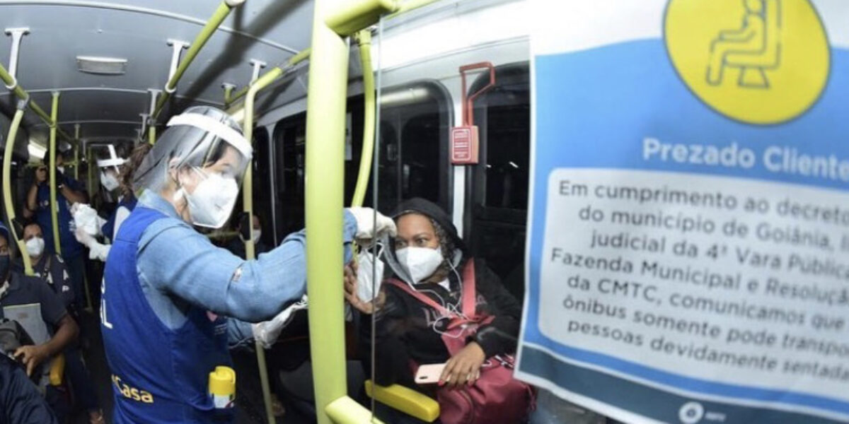 Governo distribui máscaras nos terminais de Goiânia