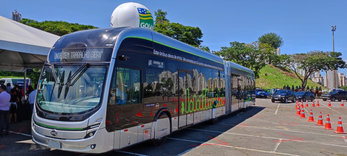 Caiado apresenta ônibus articulado 100% elétrico para circular no Eixo Anhanguera