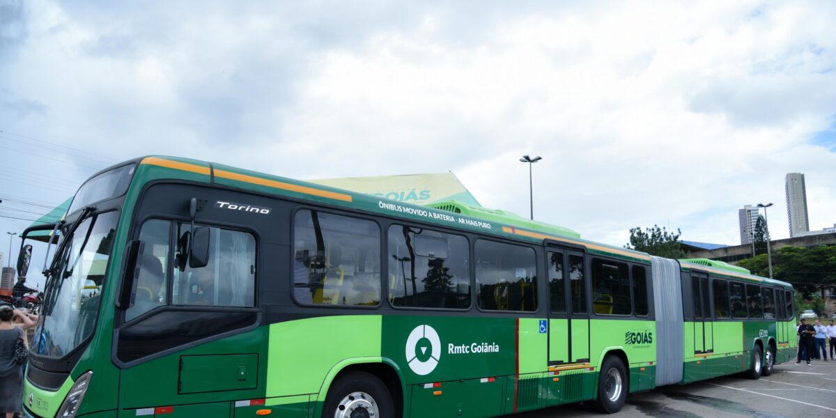 Caiado entrega primeiro de 80 ônibus elétricos que entrarão em operação em Goiânia neste ano