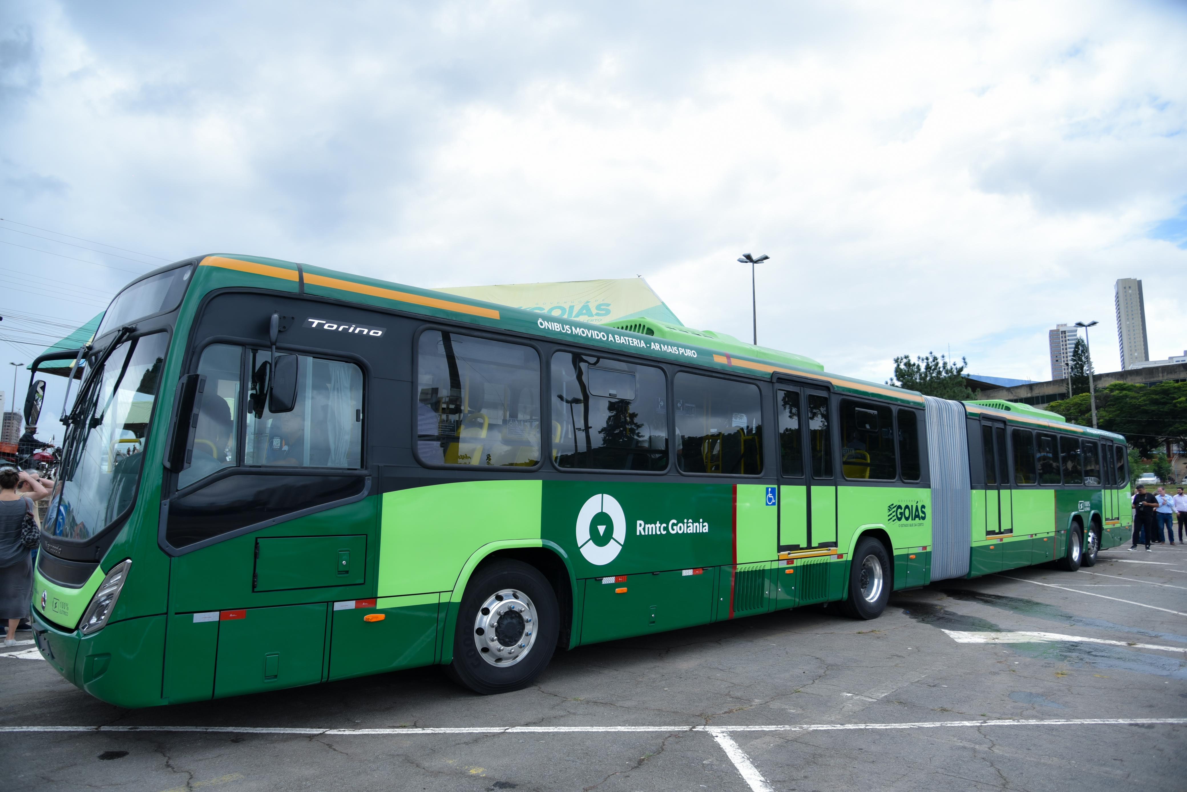 Caiado entrega primeiro de 80 ônibus elétricos que entrarão em operação em Goiânia neste ano