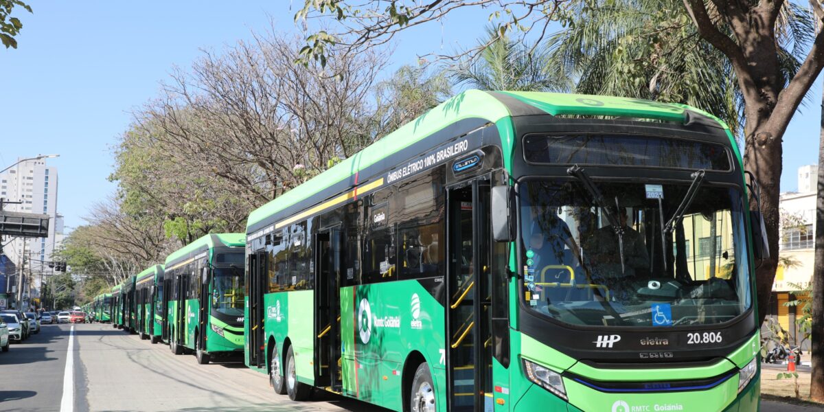 Governo de Goiás entrega 60 ônibus do transporte coletivo