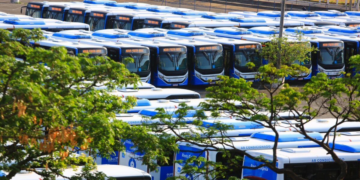 Governo de Goiás entrega 132 novos ônibus para transporte coletivo