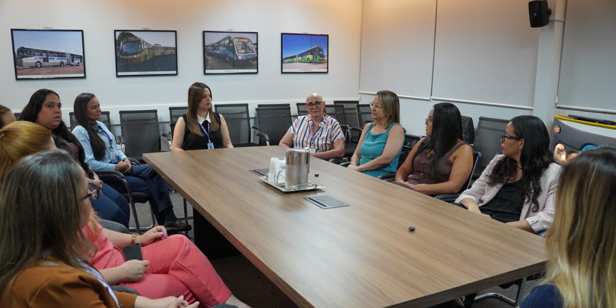 Colaboradoras da Metrobus participam de momento de diálogo e troca de experiências