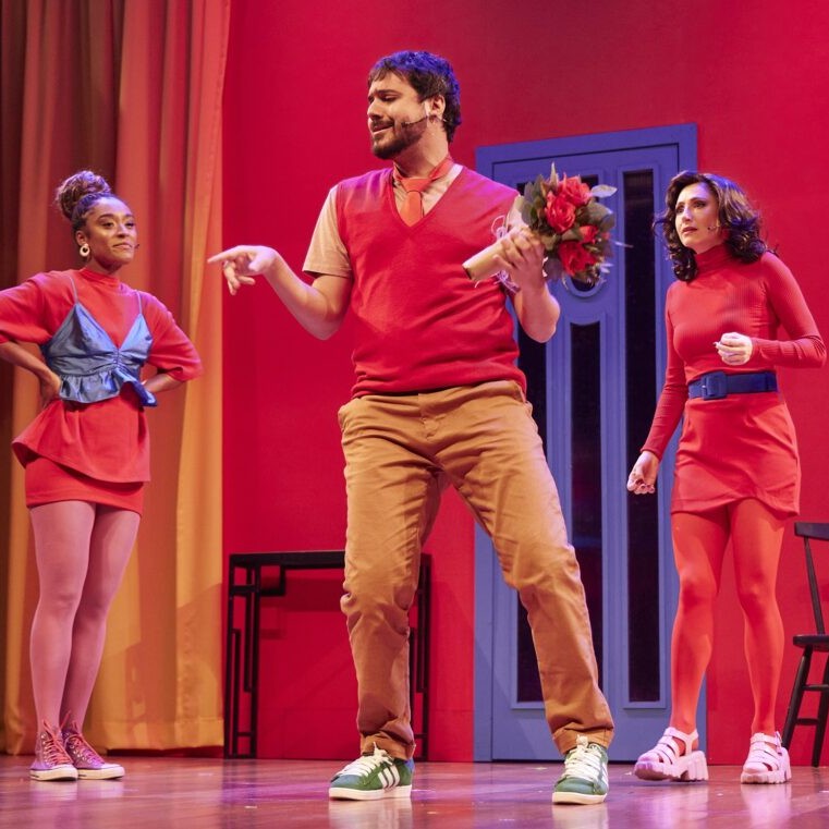 Teatro Goiânia recebe comédia romântica musical “Canções que eu guardei pra você”