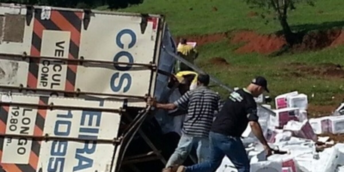 Delegacia de Jaraguá lavra 26 flagrantes por furtos de carga de caminhão acidentado em GO