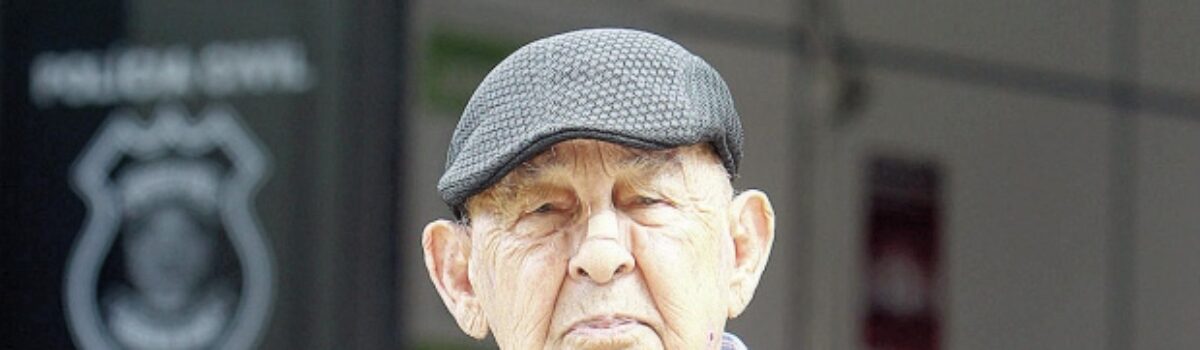 Aos 100 anos de idade, policial civil dribla a idade e bate ponto todos os dias na DEIC